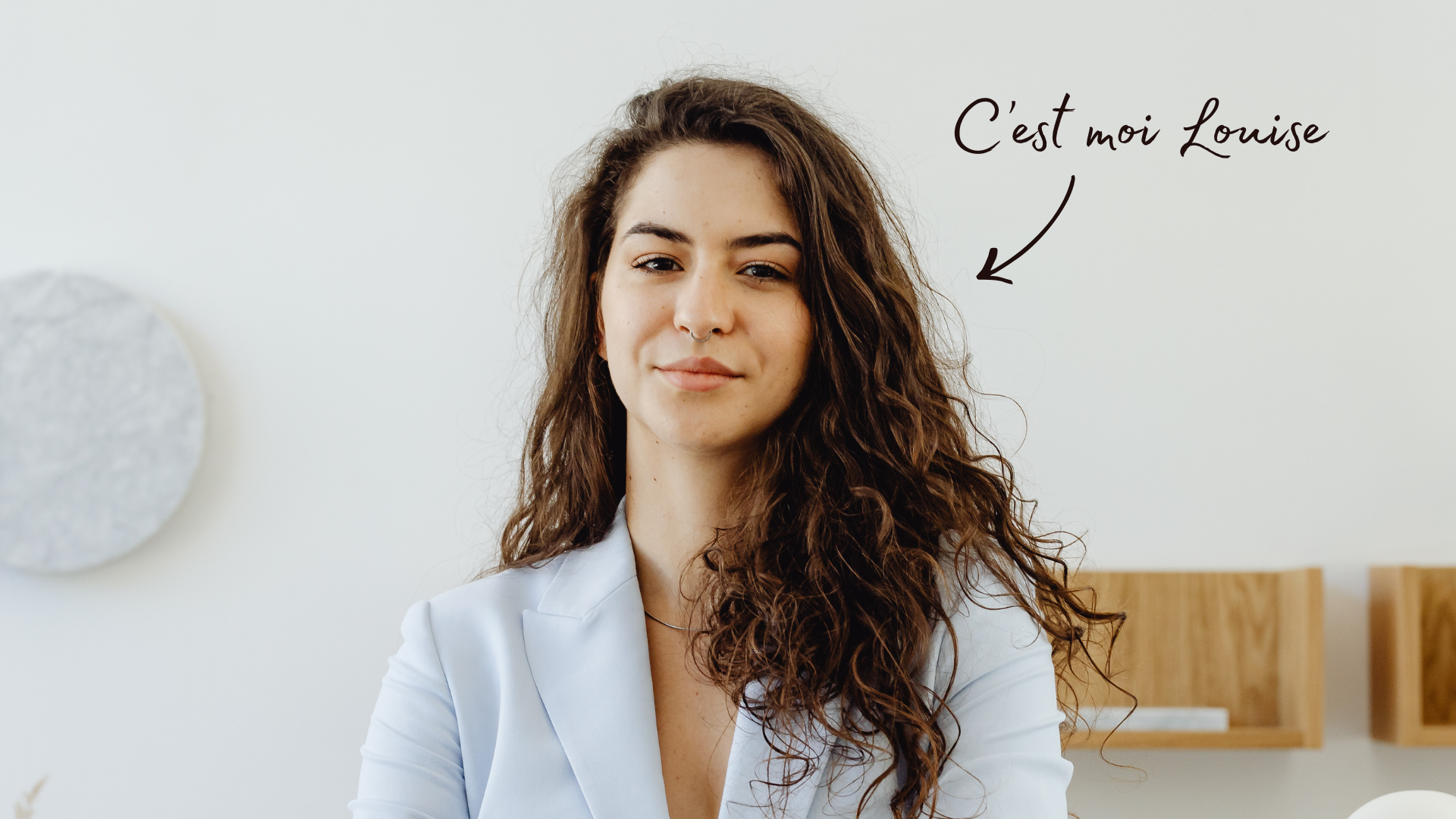 femme brune cheveux bouclés et ondulés