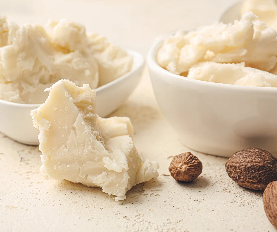 morceau de beurre de karité dans des pots