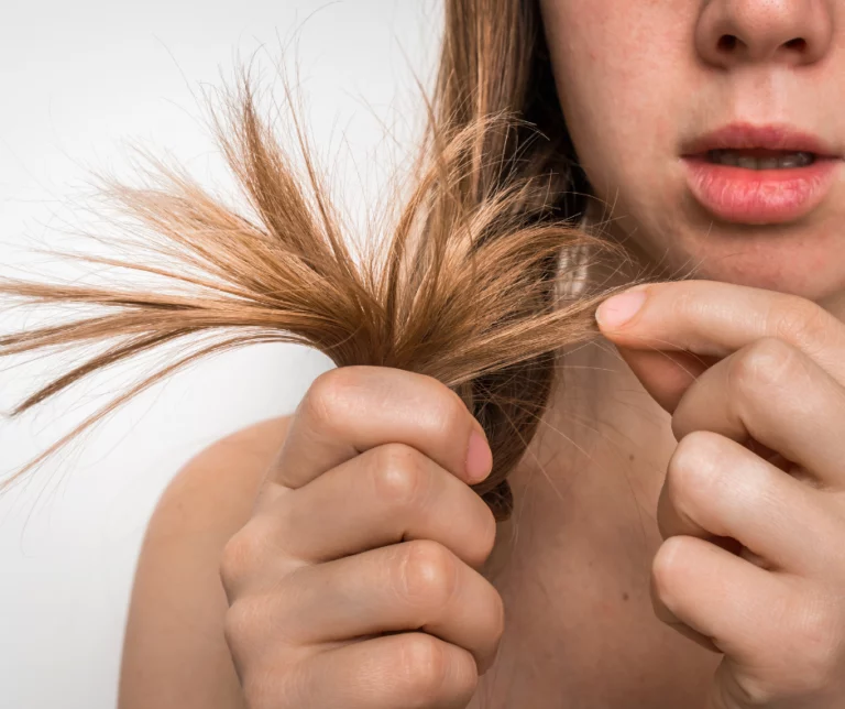 pointes cheveux fourchus femme blonde