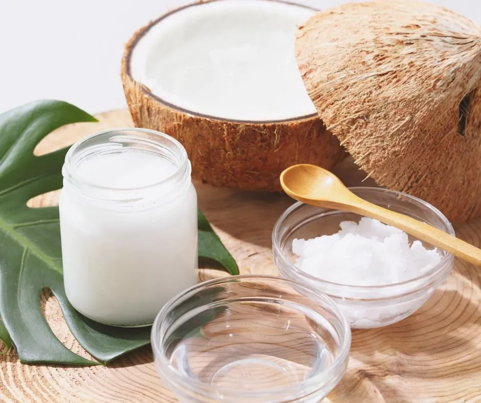 huile de coco avec une noix de coco
