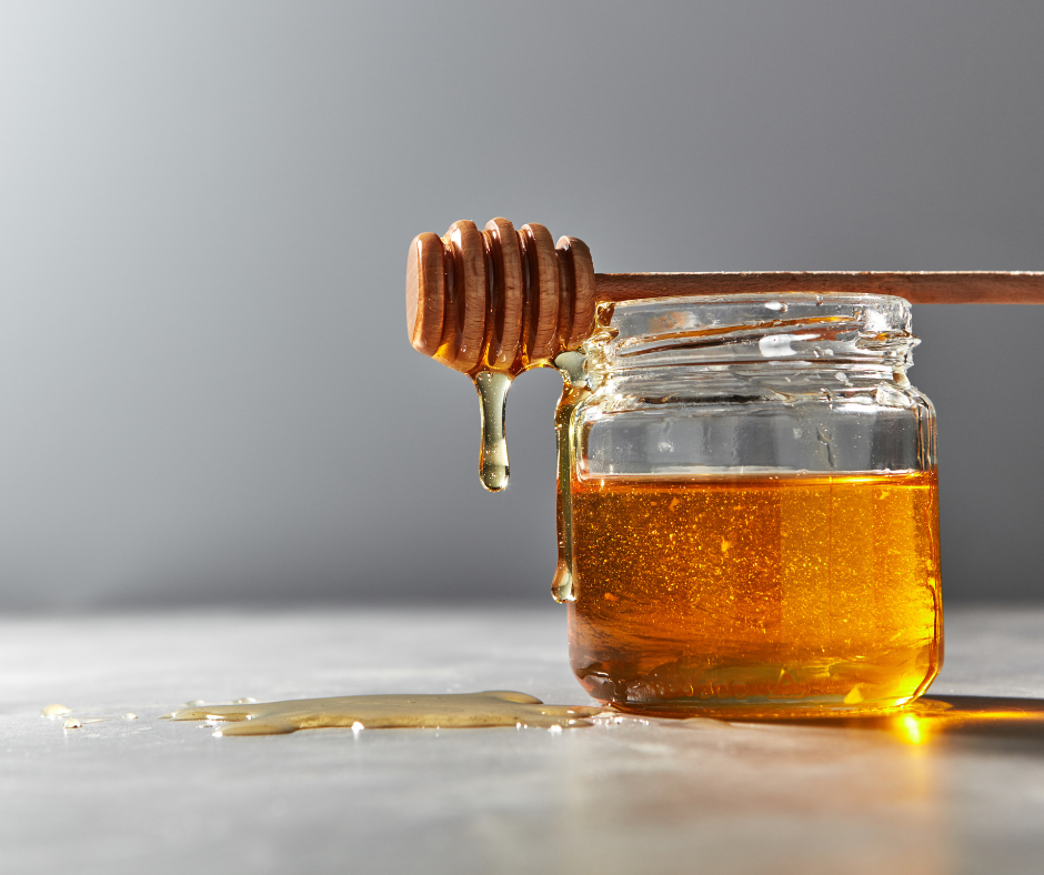 pot de miel avec avec cuillère