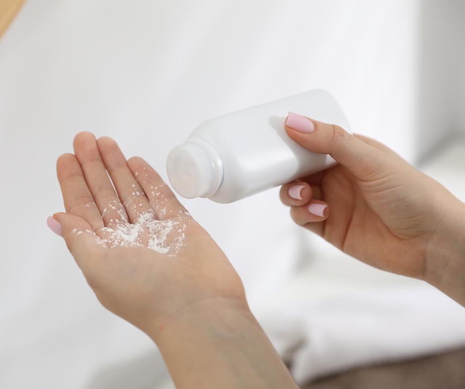 talc pour cheveux gras dans la main