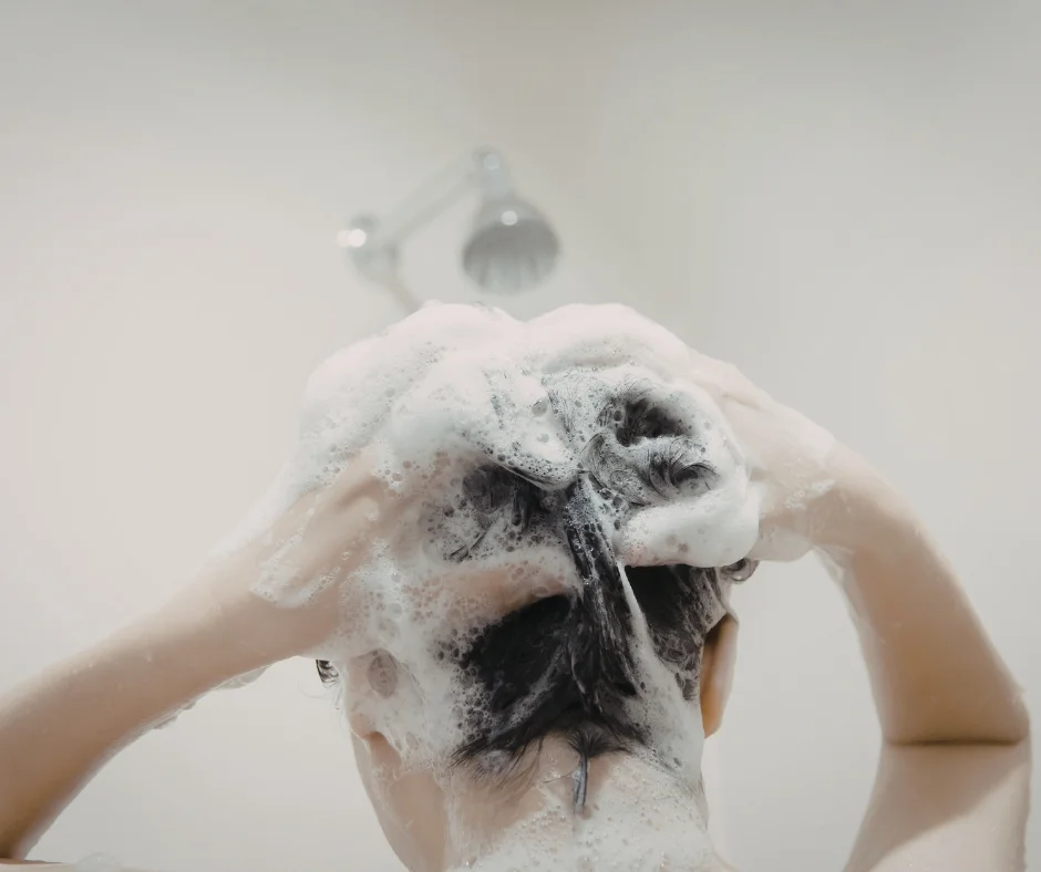 shampoing moussant agressif pour les cheveux