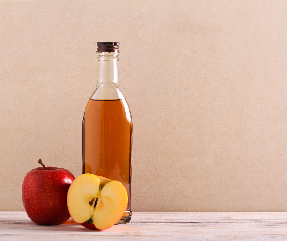 bouteille de vinaigre de cidre avec demi pomme coupée