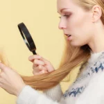 cheveux cassants pointes fourchues femme blonde avec loupe