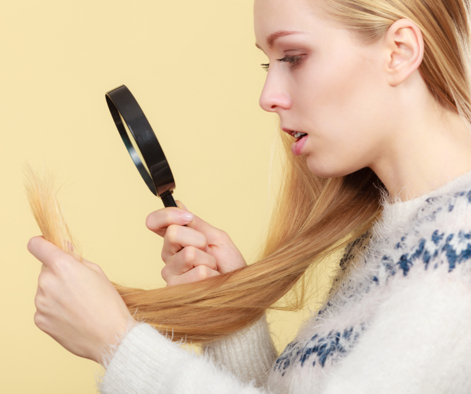 cheveux cassants pointes fourchues femme blonde avec loupe