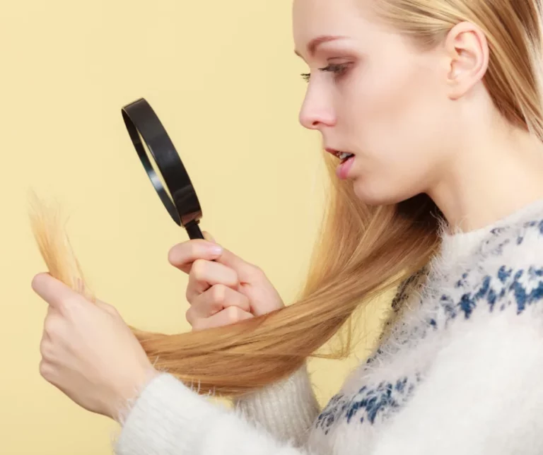 cheveux cassants pointes fourchues femme blonde avec loupe