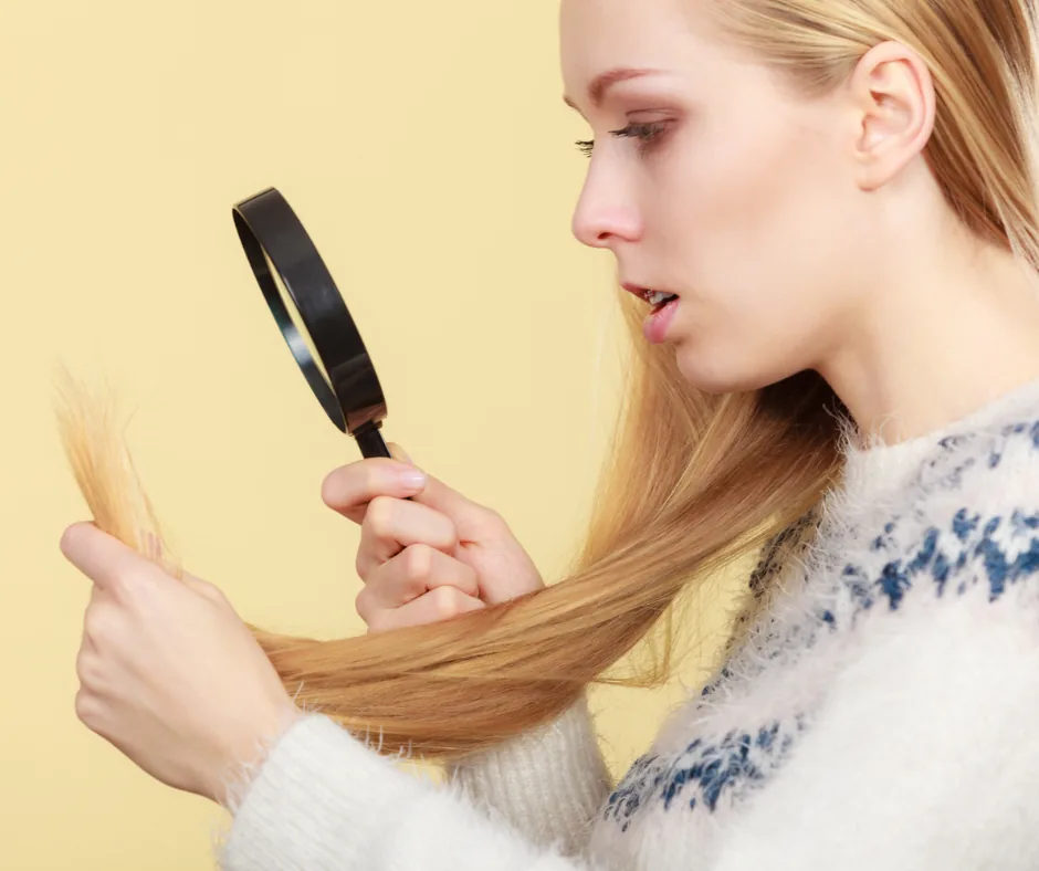 cheveux cassants pointes fourchues femme blonde avec loupe