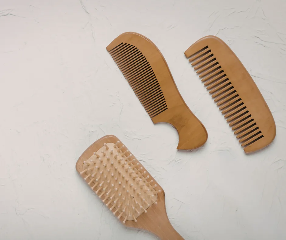 brosse à cheveux et peigne en bois pour cheveux abîmés remède naturel
